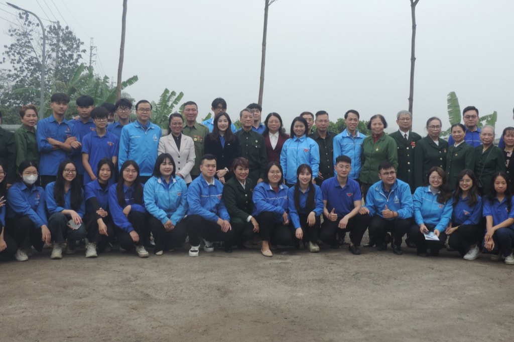 Đại biểu và đoàn viên, thanh niên chụp ảnh lưu niệm tại chương trình 