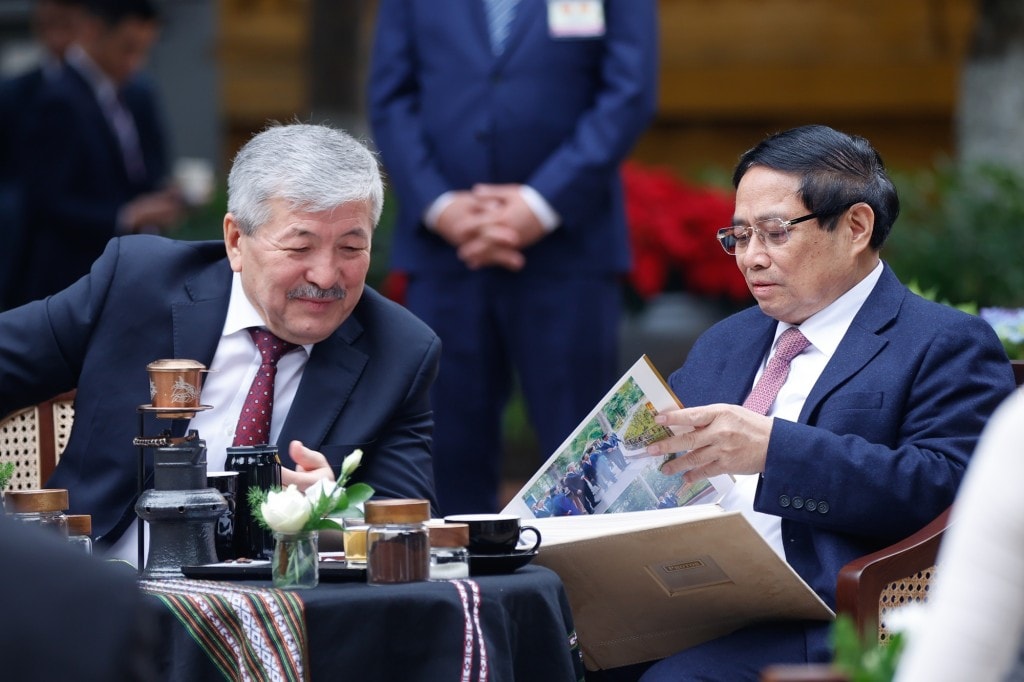 Hai Thủ tướng xem album tổng hợp hình ảnh các hoạt động của Thủ tướng Adylbek Kasymaliev tại Việt Nam - Ảnh: VGP/Nhật Bắc