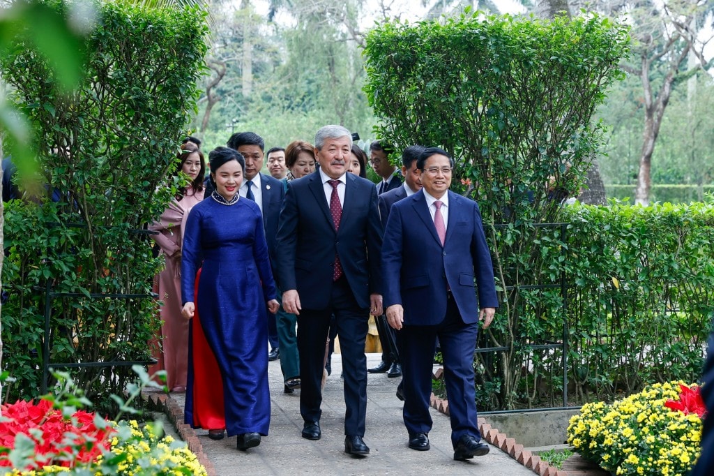 Thủ tướng Phạm Minh Chính và Thủ tướng Adylbek Kasymaliev thăm Nhà sàn Bác Hồ trong Khu Di tích Phủ Chủ tịch - Ảnh: VGP/Nhật Bắc
