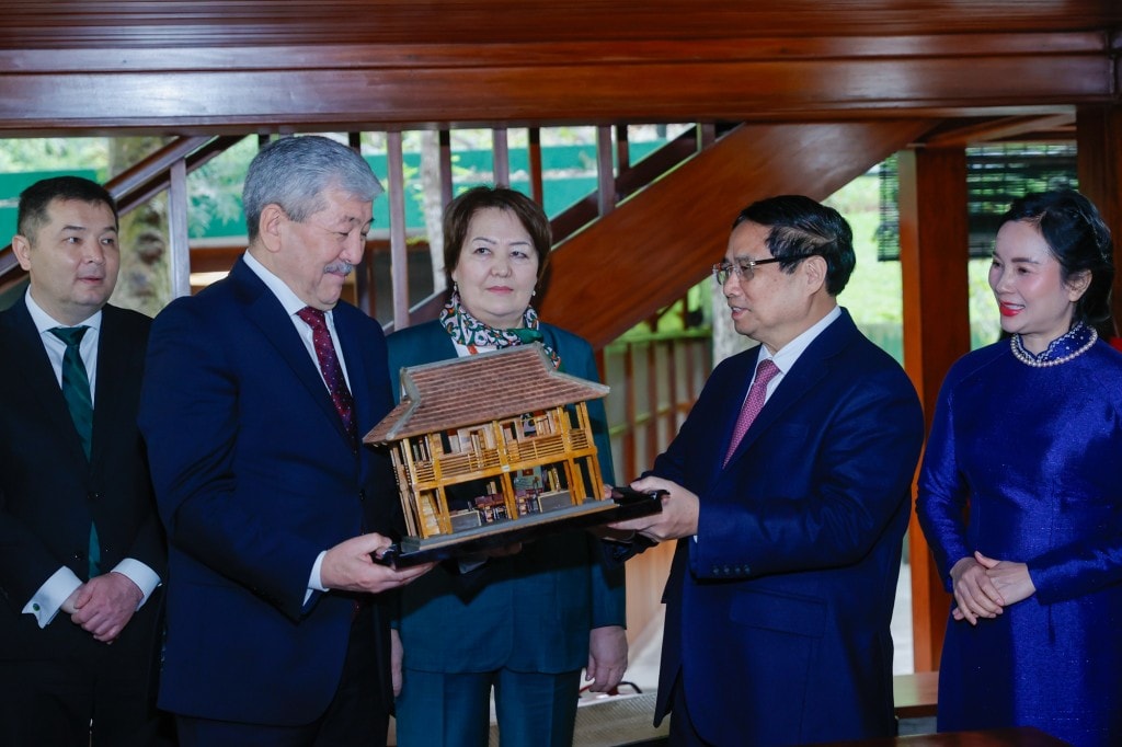 Thủ tướng Phạm Minh Chính tặng Thủ tướng Adylbek Kasymaliev mô hình Nhà sàn Bác Hồ - Ảnh: VGP/Nhật Bắc