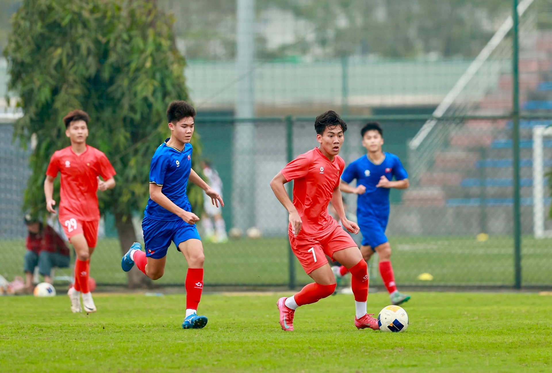 tran-dau-tap-giua-doi-tuyen-u17-viet-nam-do-va-u17-pvf.-anh-hai-hoang.jpeg