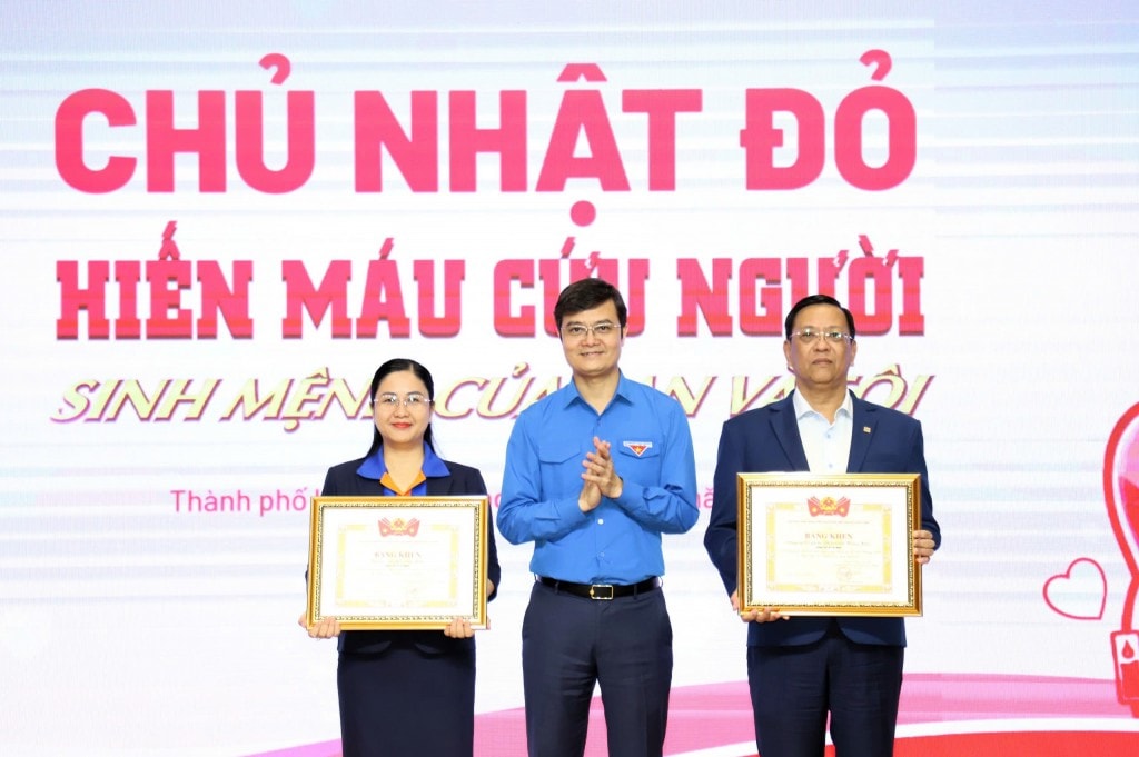 Bí thư thứ nhất Trung ương Đoàn Bùi Quang Huy trao Bằng khen của Ban Chấp hành Trung ương Đoàn cho các cá nhân, đơn vị có đóng góp tích cực cho chương trình Chủ nhật Đỏ