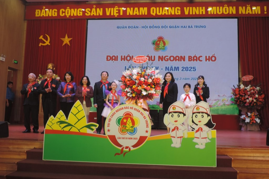 Lãnh đạo quận Hai Bà Trưng tặng hoa chúc mừng Đại hội