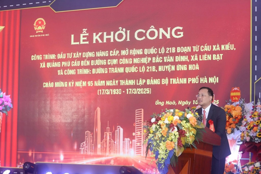 Chủ tịch UBND huyện Ứng Hòa phát biểu tại lễ khởi công. Ảnh: Sơn Tùng