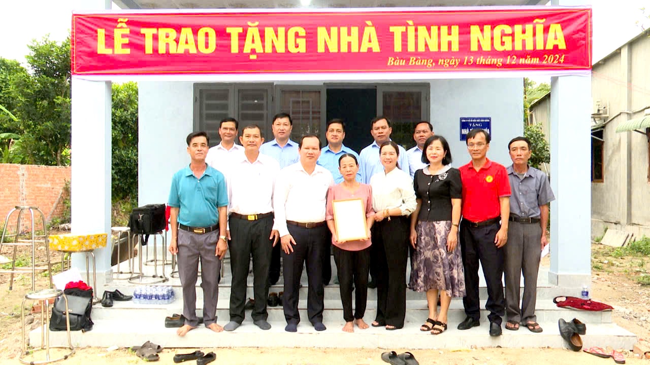 Chính quyền địa phương cùng doanh nghiệp trao tặng nhà tình nghĩa cho hộ gia đình ông Nguyễn Văn Tiến, ngụ tại xã Tân Hưng, huyện Bàu Bàng. Ảnh: T.Linh