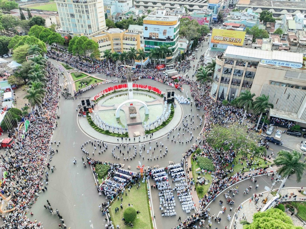 Lễ hội đường phố mở ra một không gian rộn ràng, đưa người tham gia hòa mình vào bức tranh văn hóa đa sắc màu của cao nguyên 