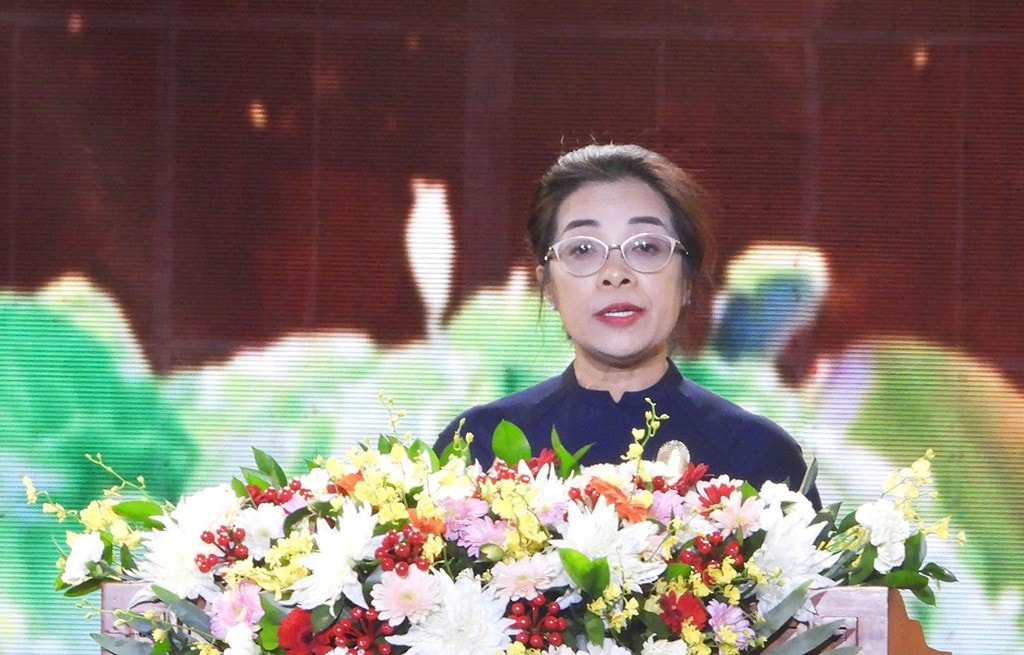  Huỳnh Thị Chiến Hòa - Phó Bí thư Thường trực Tỉnh ủy, Chủ tịch HĐND tỉnh phát biểu tại buổi lễ.