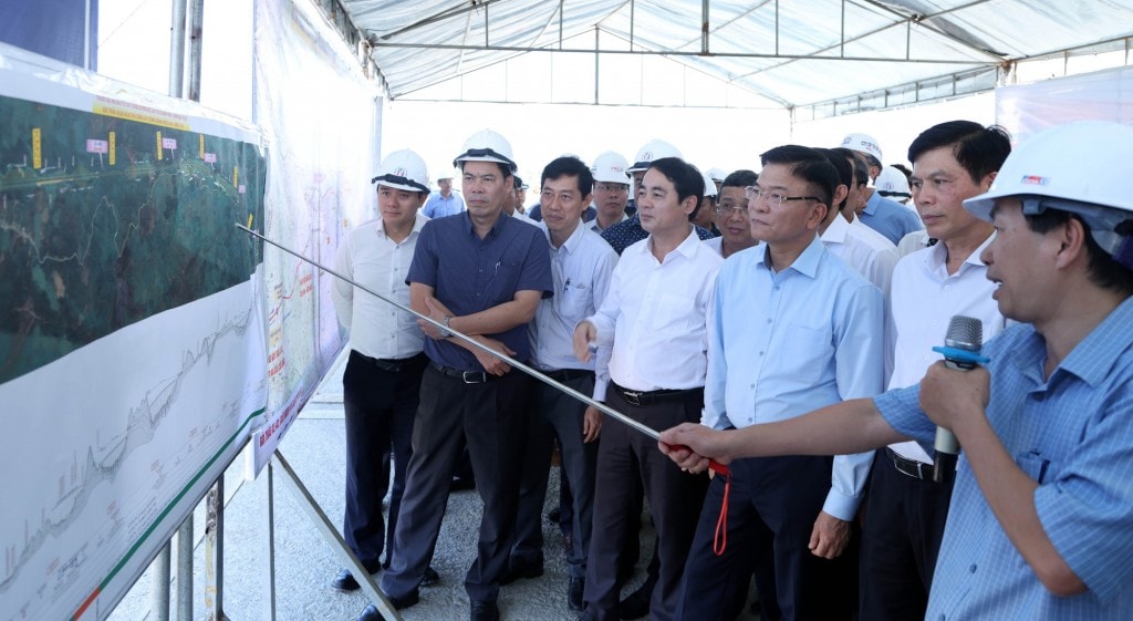 Phó Thủ tướng Lê Thành Long kiểm tra hiện trường dự án thành phần đoạn Vân Phong – Nha Trang - Ảnh VGP/Đức Tuân