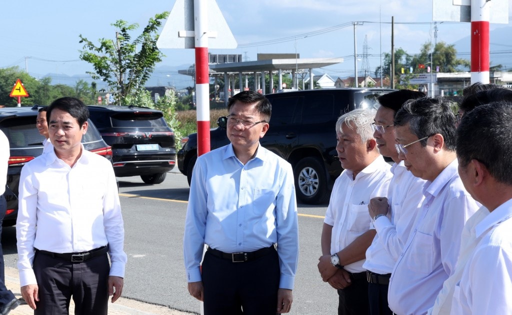 Phó Thủ tướng kiểm tra hiện trường một khu tái định cư của dự án - Ảnh VGP/Đức Tuân