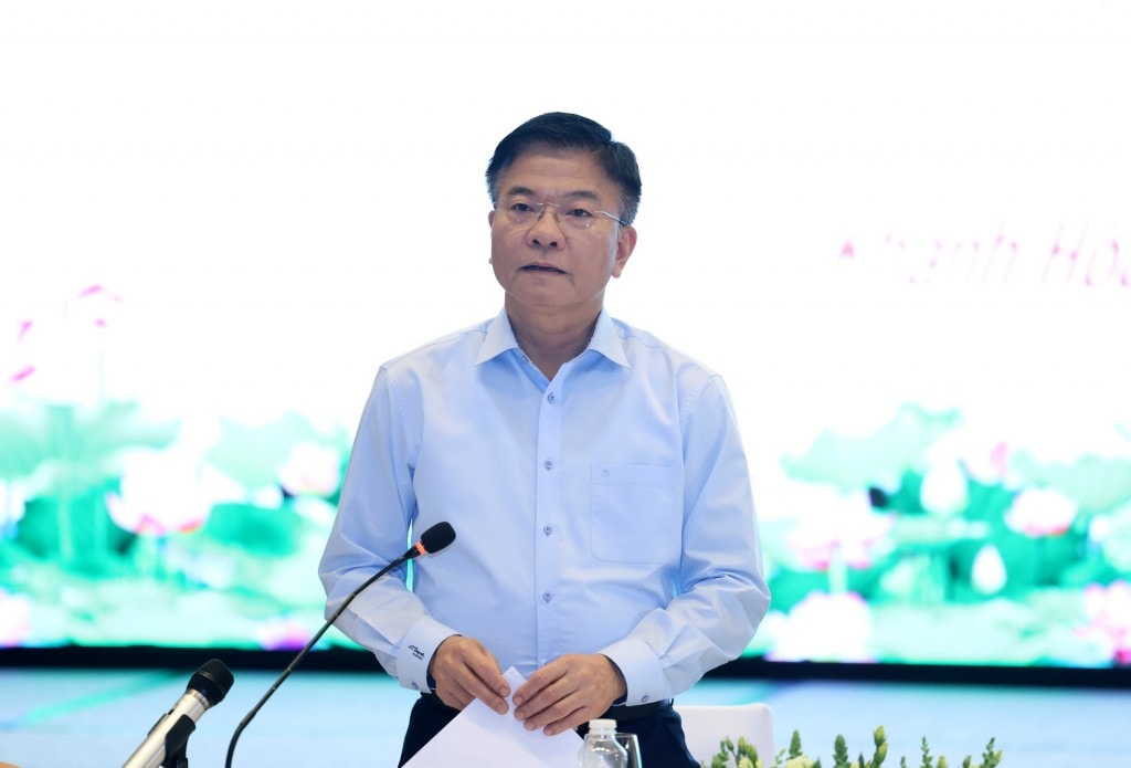 Nhiệm vụ hoàn thành các dự án trên trong năm 2025 là không thay đổi và mang tính quyết định để hoàn thành mục tiêu 3.000 km đường bộ cao tốc vào năm 2025, đây cần xác định là nhiệm vụ chính trị hàng đầu. Phó Thủ tướng đề nghị các bộ, ngành, địa phương, đơn vị quyết tâm hơn nữa - Ảnh: VGP/Đức Tuân