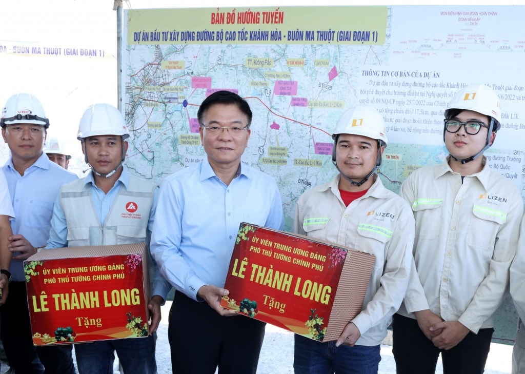 Phó Thủ tướng tặng quà cho cán bộ, kỹ sư, người lao động trên các công trường thi công đường cao tốc - Ảnh: VGP/Đức Tuân