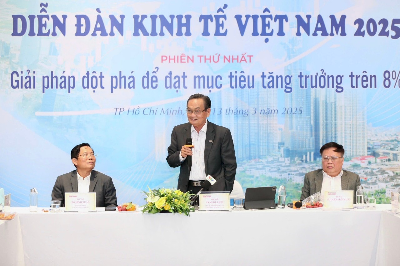 Tiến sĩ Trần Du Lịch phát biểu tại diễn đàn. Ảnh: NLĐ