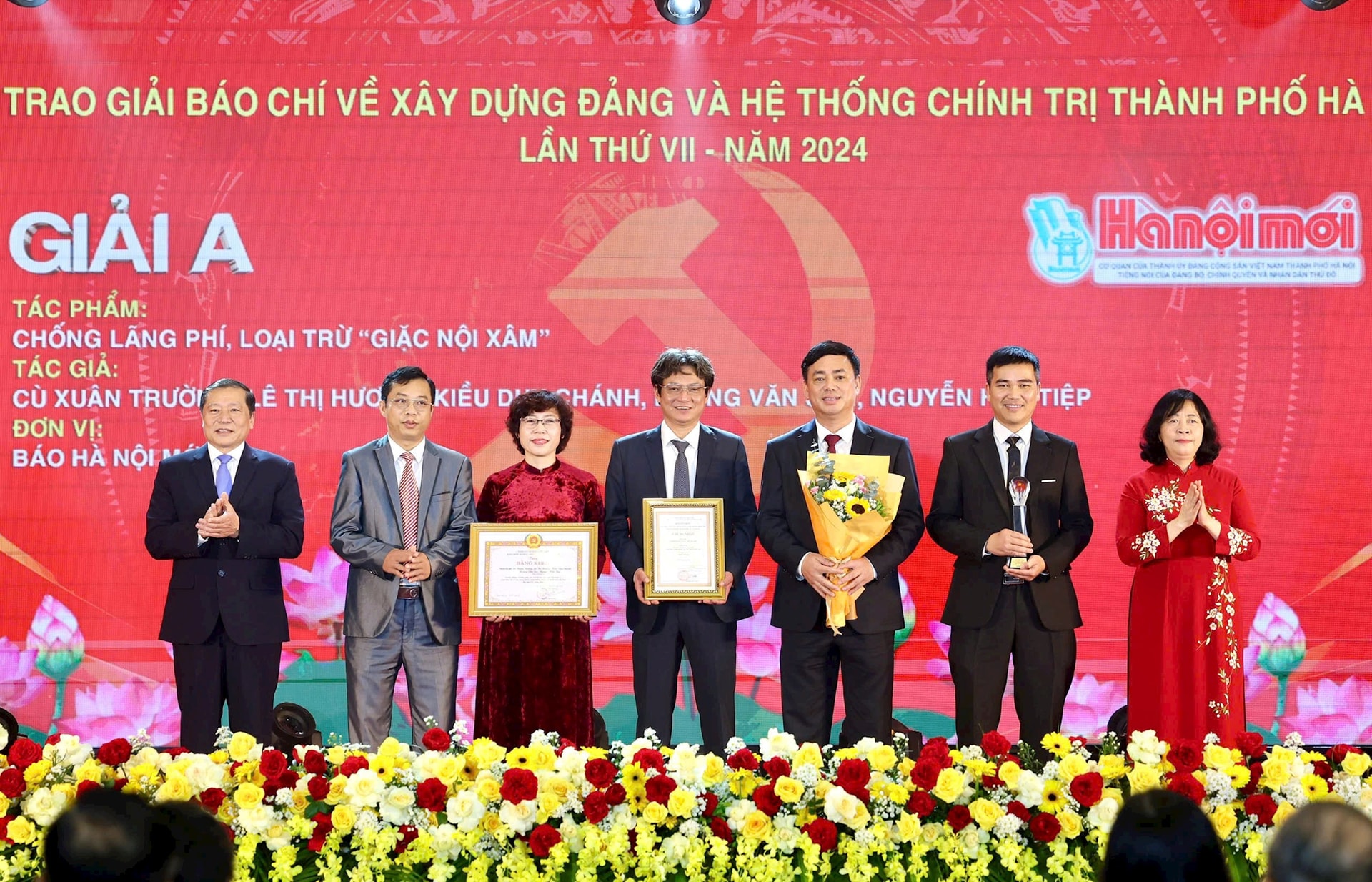 bi-thu-thanh-uy-ha-noi-bui-thi-minh-hoai-va-pho-truong-ban-thuong-truc-ban-tuyen-giao-va-dan-van-trung-uong-lai-xuan-mon-trao-giai-a-cho-nhom-tac-gia-cua-bao-hanoimoi.-anh-nhat-nam.jpg