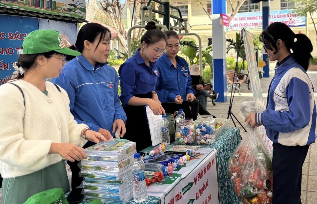 Hoạt động đổi rác lấy sách, vở 