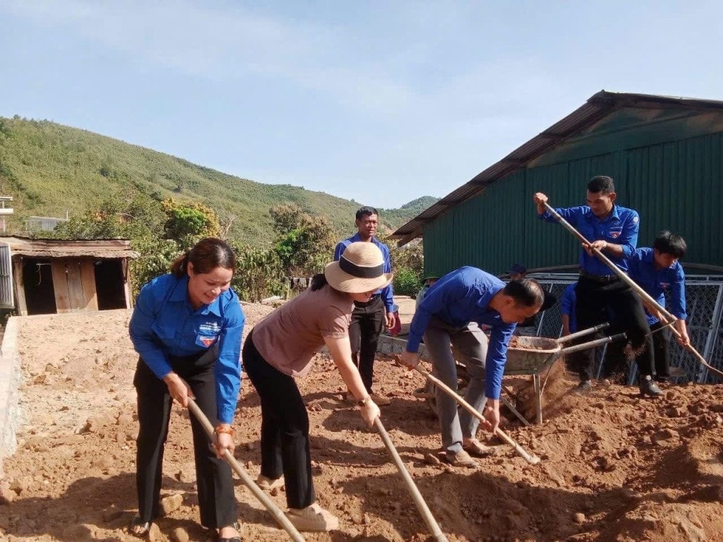 Đoàn viên, thanh niên tỉnh Lâm Đồng hỗ trợ người dân sửa chữa nhà cửa
