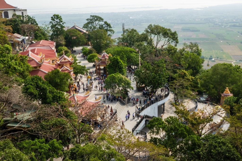   Hệ thống chùa Bà tại núi Bà Đen. Ảnh: Đỗ Thành Nhân 