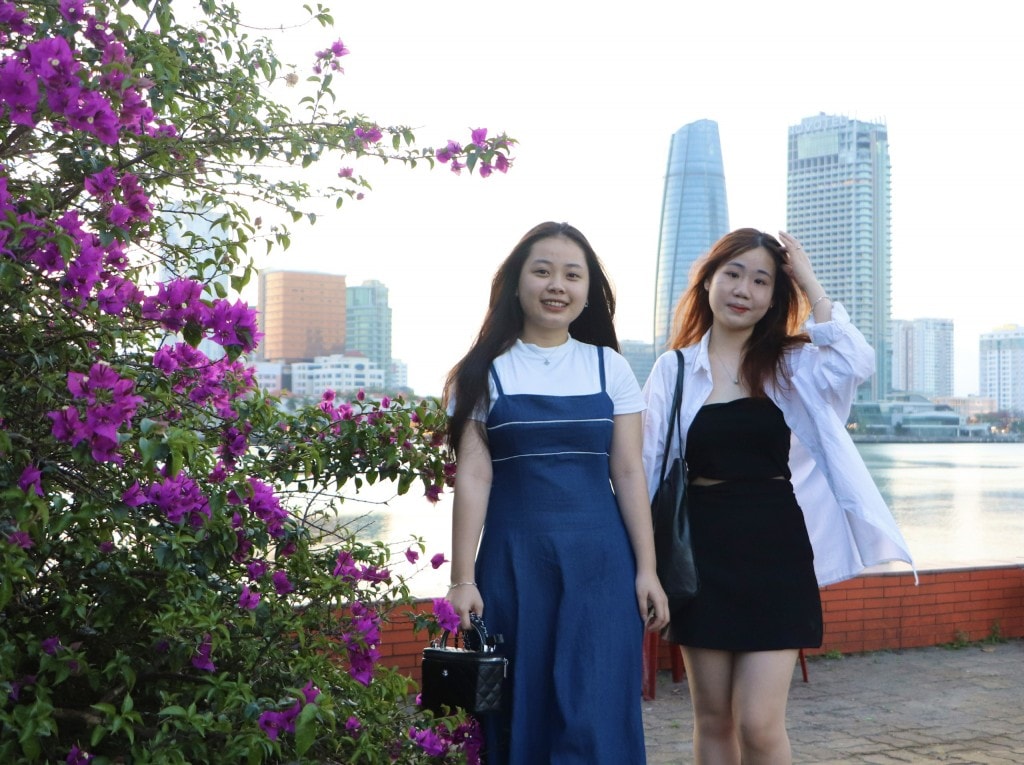Giàn hoa giấy được nhiều du khách biết đến và trở thành một trong những địa điểm check-in của giới trẻ tại Đà Nẵng (Ảnh Đ.Minh) Giàn hoa giấy được nhiều du khách biết đến và trở thành một trong những địa điểm check-in của giới trẻ tại Đà Nẵng (Ảnh Đ.Minh)