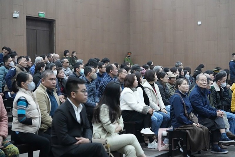 Các bị hại cùng đông đảo người thân tham dự phiên toà