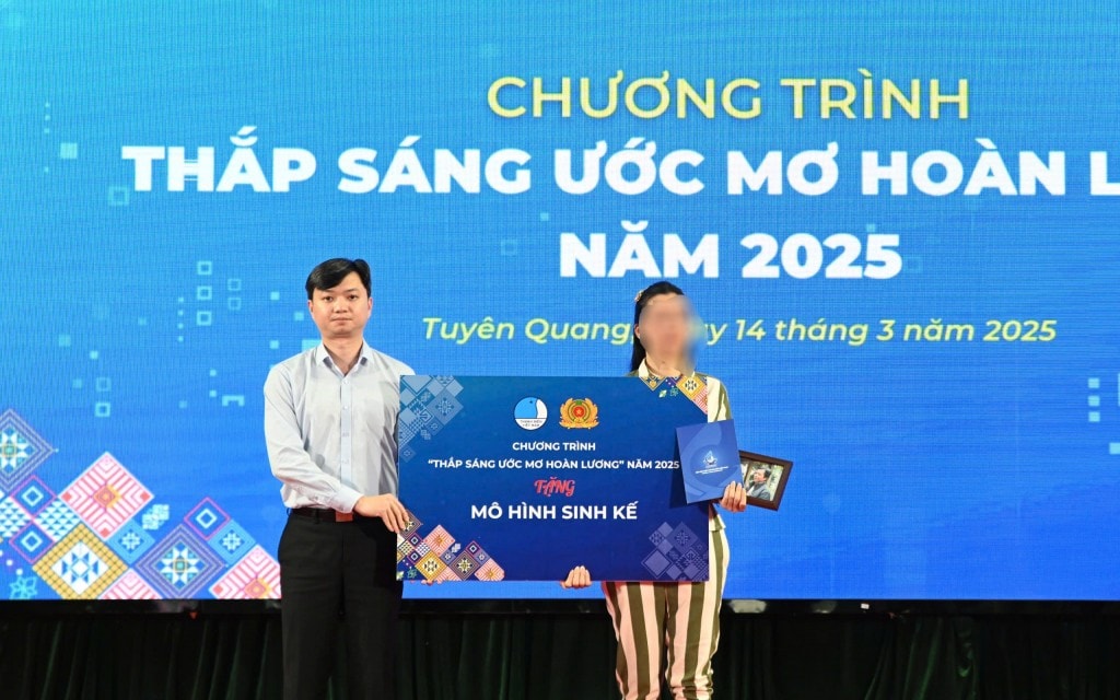 Bí thư Trung ương Đoàn, Chủ tịch Hội Sinh viên Việt Nam Nguyễn Minh Triết trao mô hình sinh kế cho phạm nhân Trại giam Quyết Tiến.