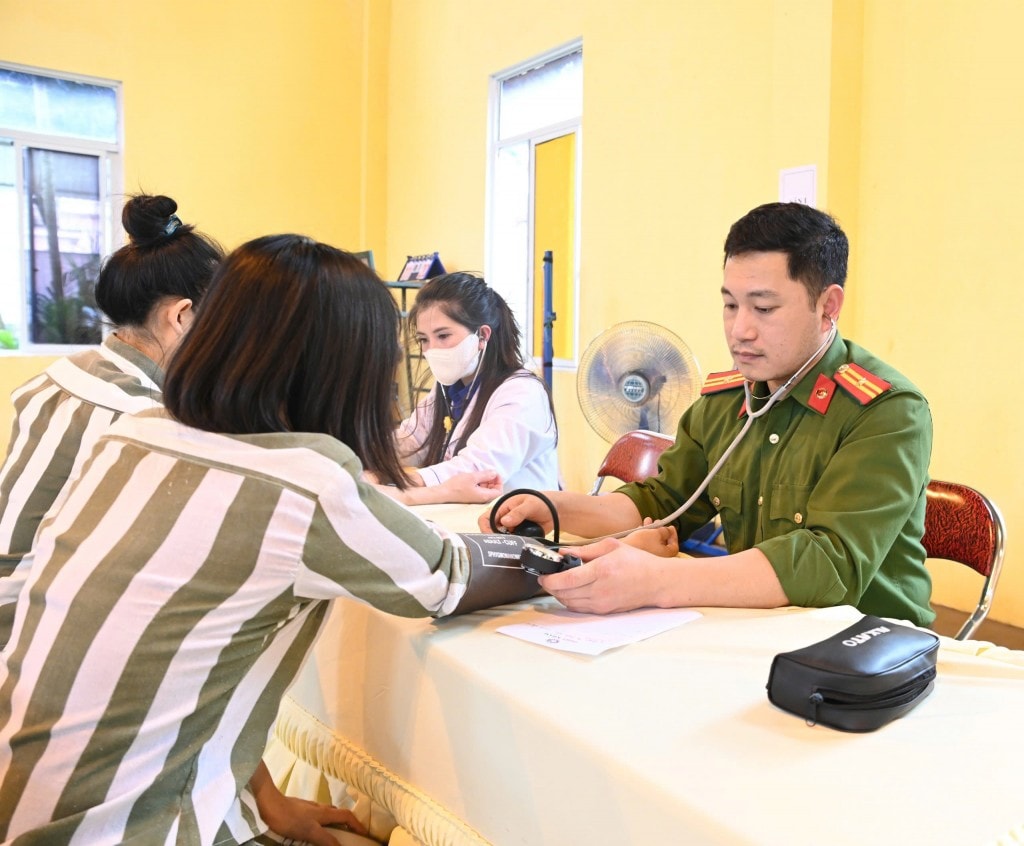 Các y, bác sĩ trẻ tình nguyện khám bệnh, phát thuốc miễn phí tặng các phạm nhân