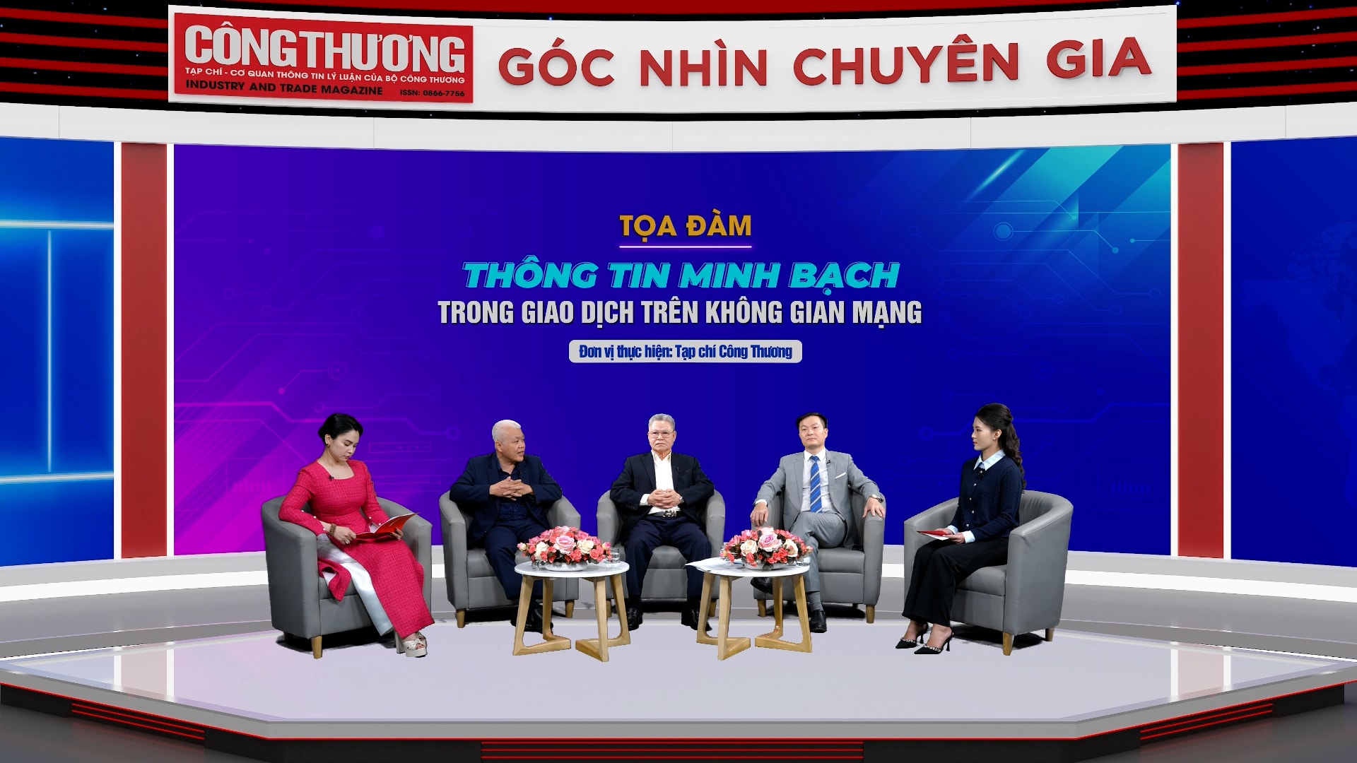 Các diễn giả tham gia tọa đàm. Ảnh: Nghiêm Lan