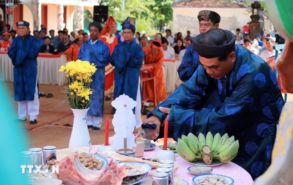 Thực hiện nghi thức của Lễ khao lề thế lính Hoàng Sa. (Ảnh: Quốc Khánh/TTXVN)