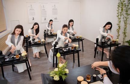 Hoa hậu Ngọc Châu, Thu Uyên, Đoàn Thu Thủy, Người đẹp Ngọc Mai, Hoa khôi Vũ Như Quỳnh, Hoa khôi Tâm Anh Thy trải nghiệm Thiền Cà phê, một sản phẩm cà phê văn hóa do Trung Nguyên Legend sáng tạo nên tại gian hàng Trung Nguyên Legend.