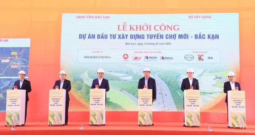 Các đại biểu ấn nút khởi công Dự án đường cao tốc Chợ Mới-Bắc Kạn. (Ảnh: Việt Hùng/Vietnam+)