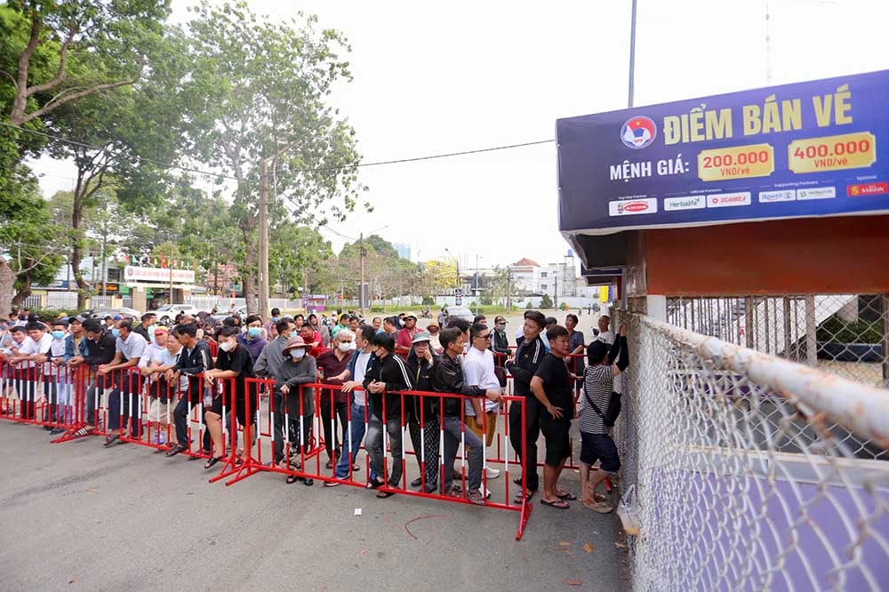 Theo ghi nhận, trước thời điểm mở bán, hàng trăm cổ động viên đã có mặt ở sân để xếp hàng từ sớm để đợi mua vé.