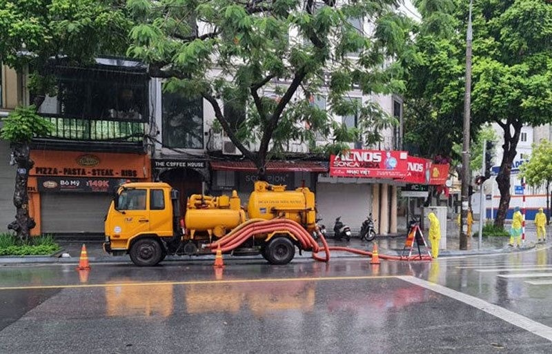 Doanh nghiệp thoát nước Hà Nội triển khai phương án phòng, chống úng ngập đô thị. Ảnh: Kim Nhuệ