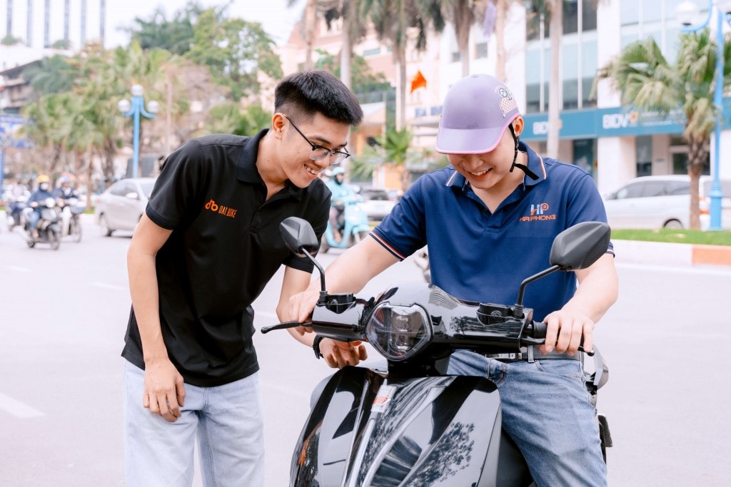 Nhân viên Dat Bike tư vấn cho khách(1)