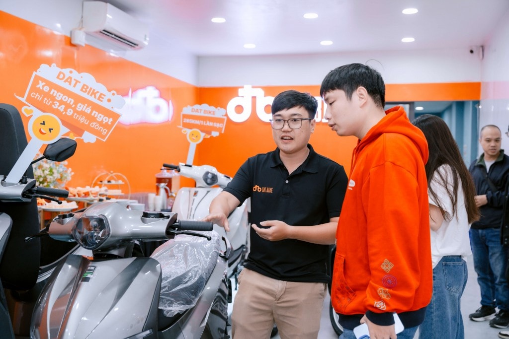 Nhân viên Dat Bike tư vấn cho khách(1)