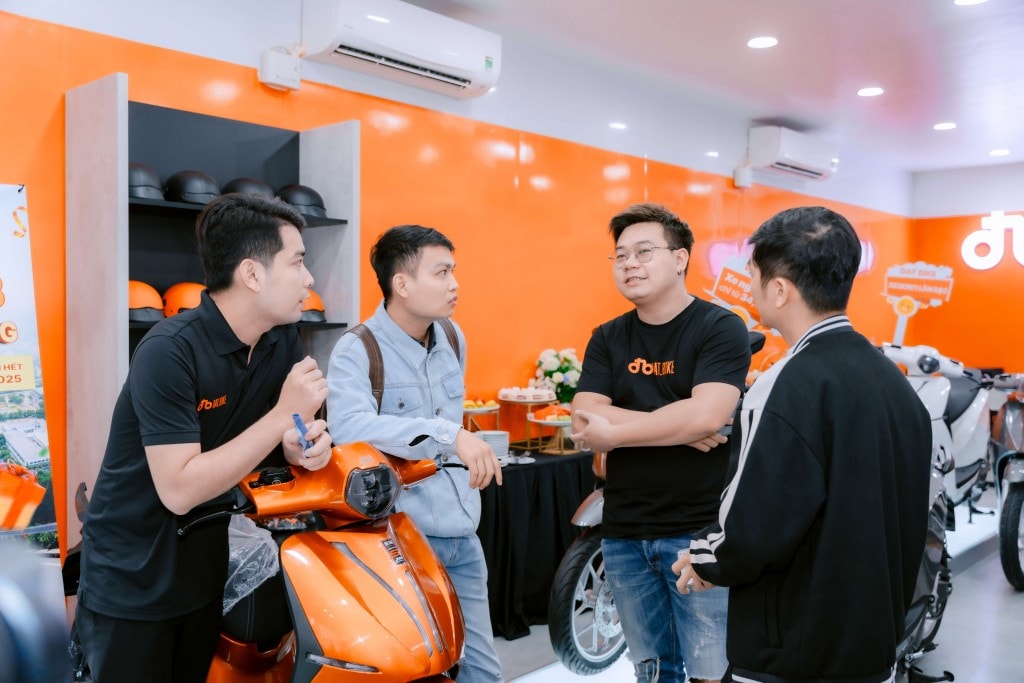 Nhân viên Dat Bike tư vấn cho khách(1)