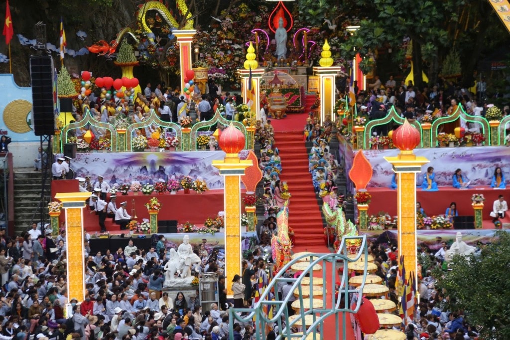 Tại lễ hội có nhiều hoạt động tín ngưỡng, văn hóa, thể thao phong phú như lễ dâng hương tưởng niệm Huyền Trân Công Chúa, lễ tế Xuân cầu quốc thái dân an; lễ Vía đức Bồ Tát Quán Thế Âm (Ảnh Đ.Minh)