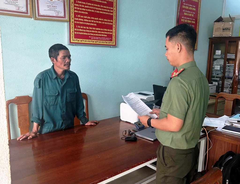 Thi hành Lệnh bắt bắt bị can đối với Hồ Kim Lĩnh. (Ảnh: Công an Quảng Nam)