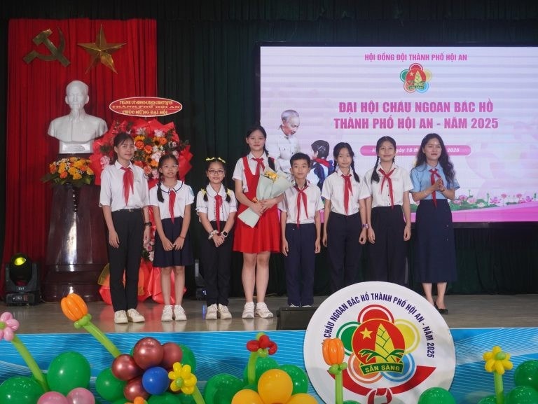 Thành đoàn - Hội đồng Đội TP Hội An tuyên dương “Cháu ngoan Bác Hồ” tiêu biểu tại đại hội. (Ảnh: hoian.quangnam.gov.vn)