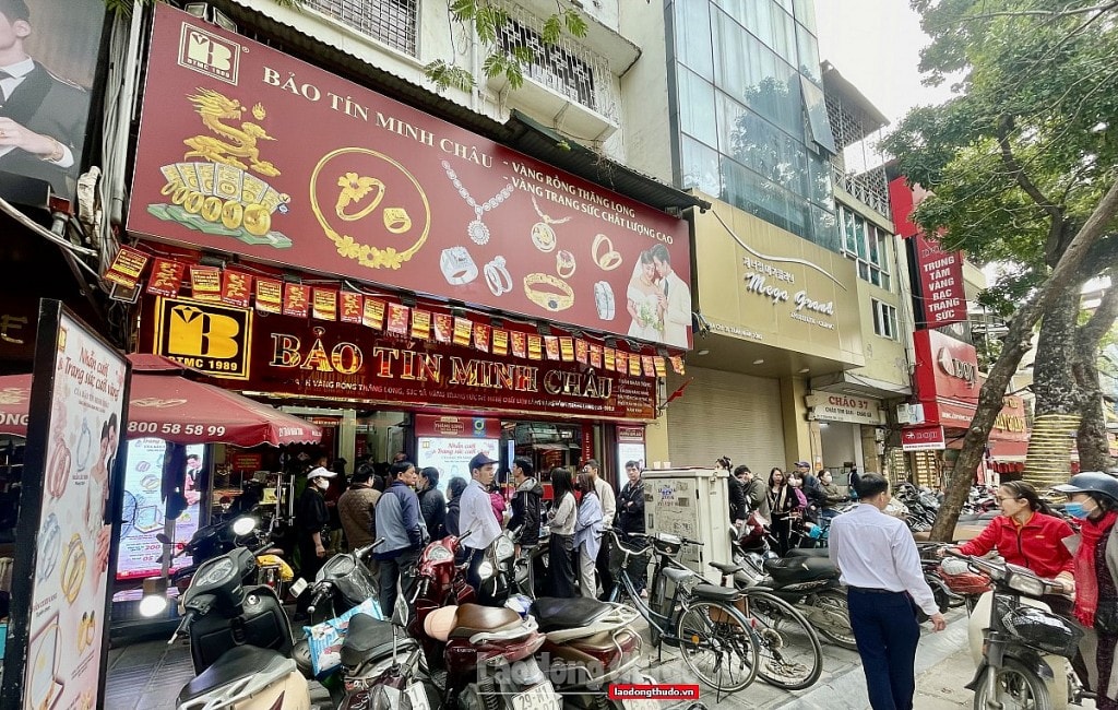 Rồng rắn xếp hàng mua nửa chỉ vàng khi giá vàng chạm mốc 100 triệu