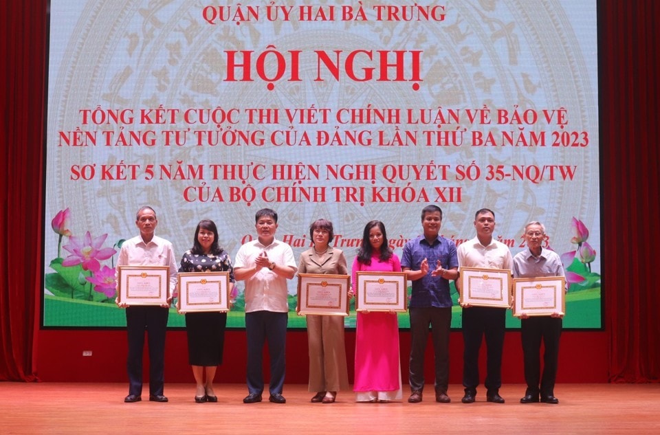 Trưởng ban Tuyên giáo Quận ủy Hai Bà Trưng Nguyễn Duy Sơn trao Giấy khen cho các cá nhân đoạt giải A trong Cuộc thi lần thứ 3