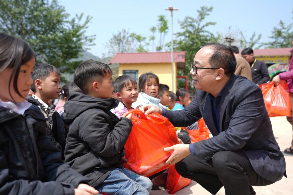 Các em nhỏ đón nhận những món quà từ Nhà báo Nguyễn Mạnh Hưng, Tổng Biên tập Báo Tuổi trẻ Thủ đô