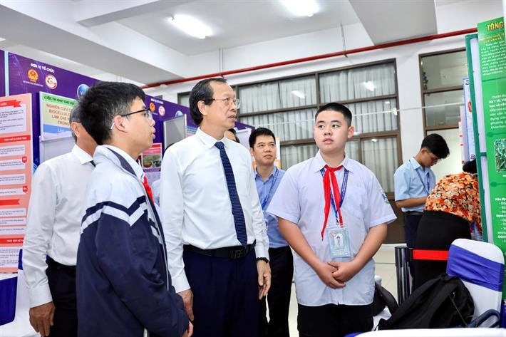 Thứ trưởng Phạm Ngọc Thưởng tham quan khu trưng bày dự án và trò chuyện với các em học sinh Thứ trưởng Phạm Ngọc Thưởng tham quan khu trưng bày dự án và trò chuyện với các em học sinh