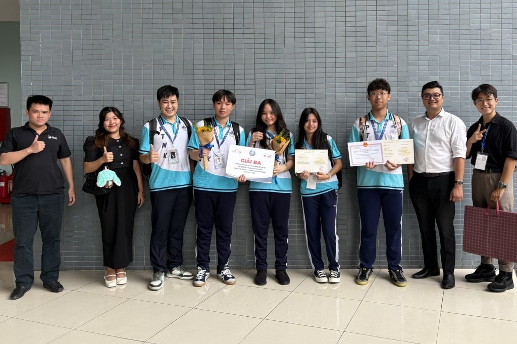 Anh Lê Đình Lực - CEO của DOL English chụp ảnh cùng các bạn thí sinh đoạt giải Anh Lê Đình Lực - CEO của DOL English chụp ảnh cùng các bạn thí sinh đoạt giải