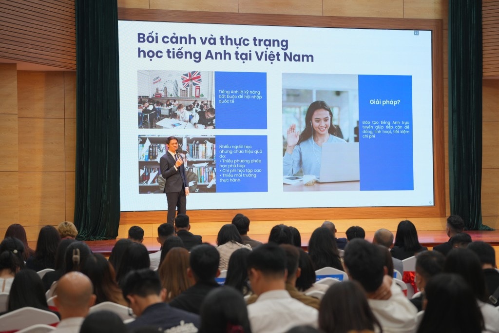 Ông Nguyễn Tiến Nam – Chủ tịch Tập đoàn SunUni Global, CEO SunUni Academy tham luận về hành trình phổ cập chương trình đào tạo tiếng Anh trực tuyến của SunUni Academy đến cộng đồng.