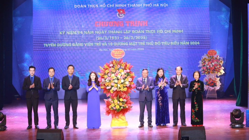 Thường trực Thành đoàn Hà Nội đón nhận hoa chúc mừng của lãnh đạo thành phố Hà Nội