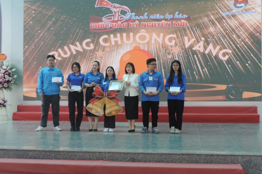 Ban tổ chức trao phần thưởng đến các thí sinh xuất sắc