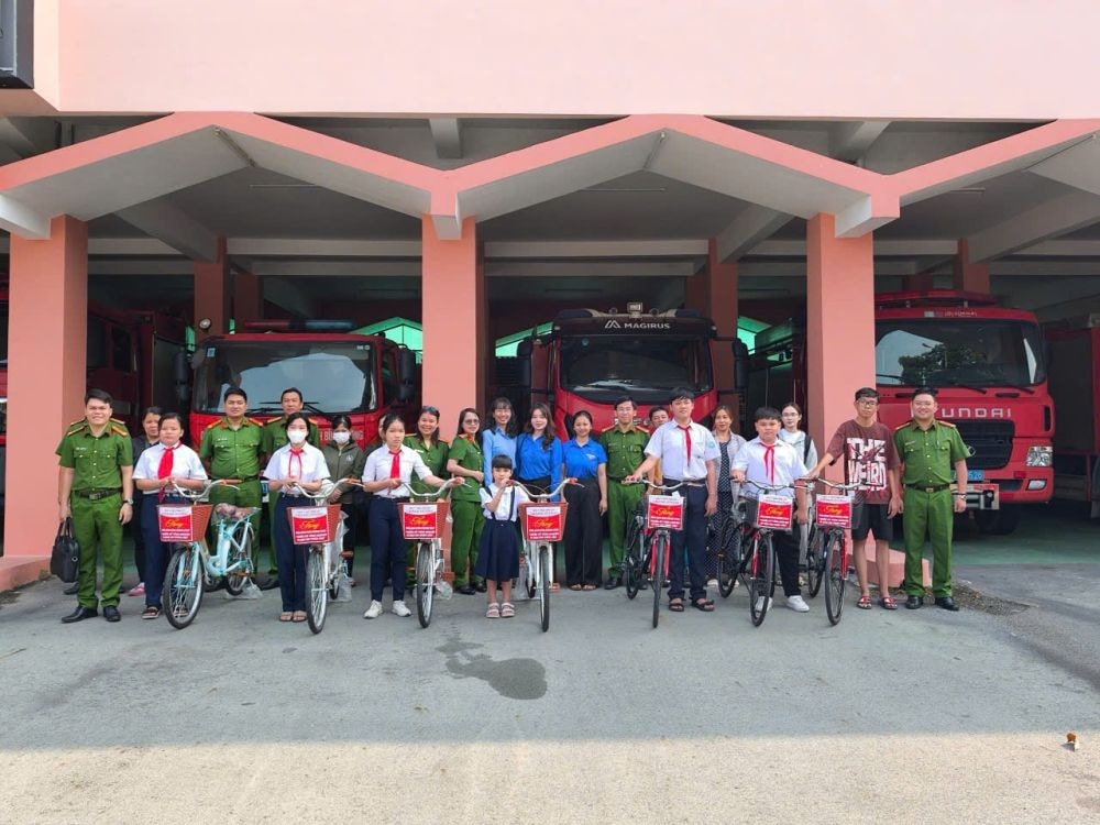 Trao tặng xe đạp cho các em học sinh có hoàn cảnh khó khăn, nỗ lực học tập tốt (Ảnh: Tâm Trang) 