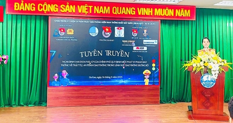 Đoàn Thanh niên Cục CSGT phía Nam tổ chức tuyên truyền giúp người dân nắm vững các quy định và mức xử phạt mới theo Nghị định 168/2024/NĐ-CP của Chính phủ