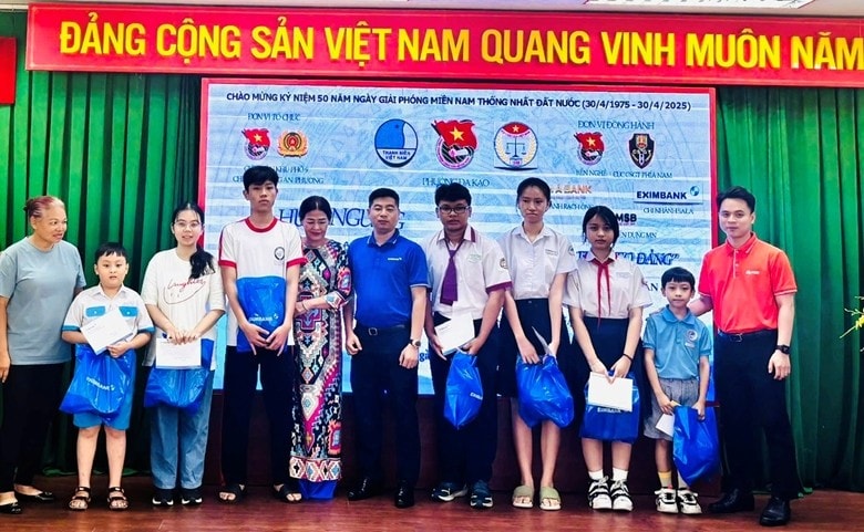 Chương trình cũng tổ chức trao nhiều phần quà cho những hộ gia đình khó khăn trên địa bàn Quận 1