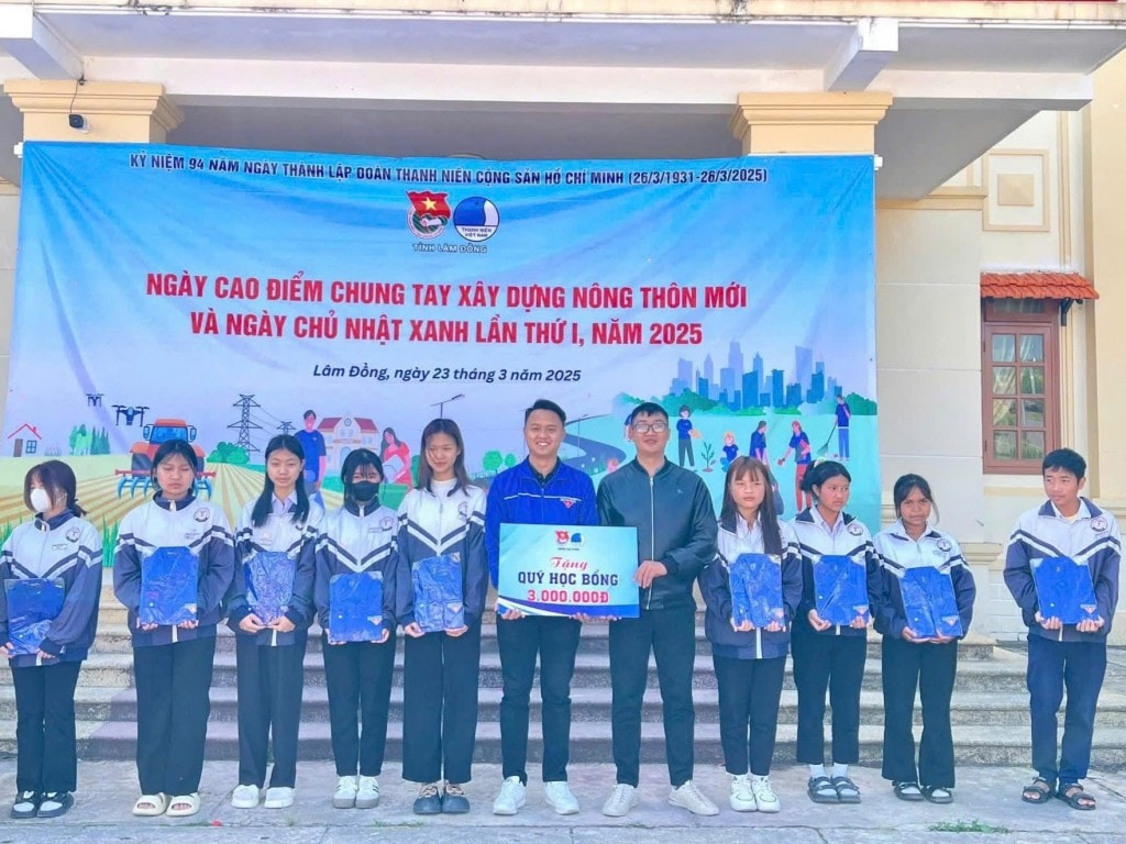 Trao học bổng và áo Đoàn cho học sinh trường THCS xã Lát