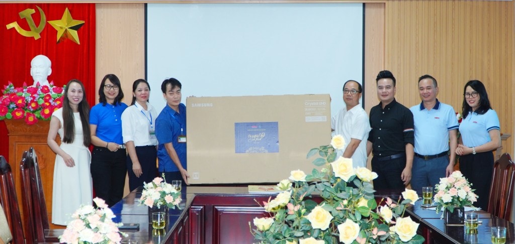 Đoàn công tác của báo Tuổi trẻ Thủ đô trao tặng 1 chiếc ti vi trị giá 10.000.000 đồng cùng hơn 80 suất quà cho các cụ già neo đơn tại Trung tâm Bảo trợ xã hội số 2