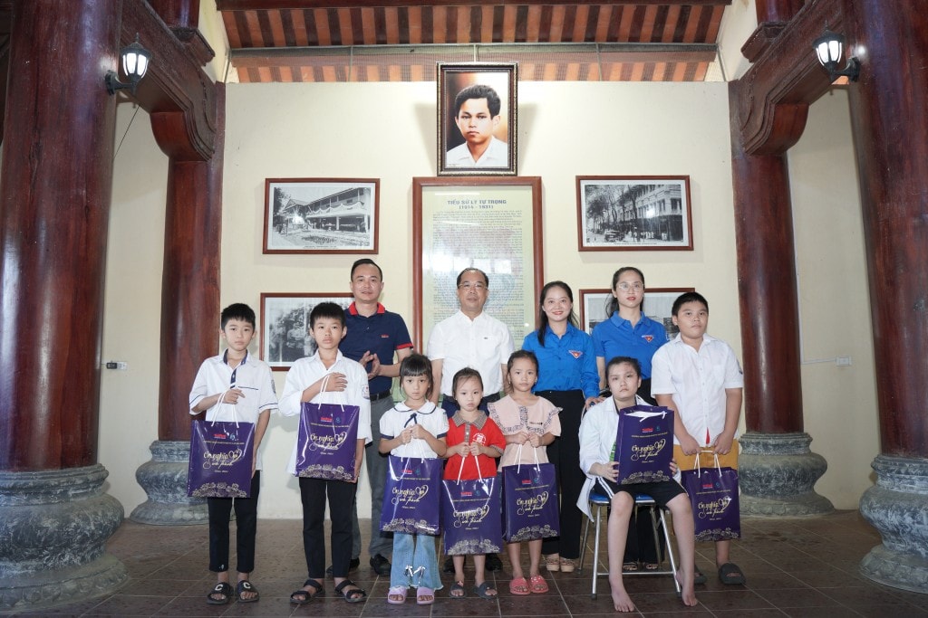 Lãnh đạo báo Tuổi trẻ Thủ đô và Tỉnh đoàn Hà Tĩnh trao quà cho các thiếu nhi có hoàn cảnh khó khăn trên địa bàn huyện Thạch Hà
